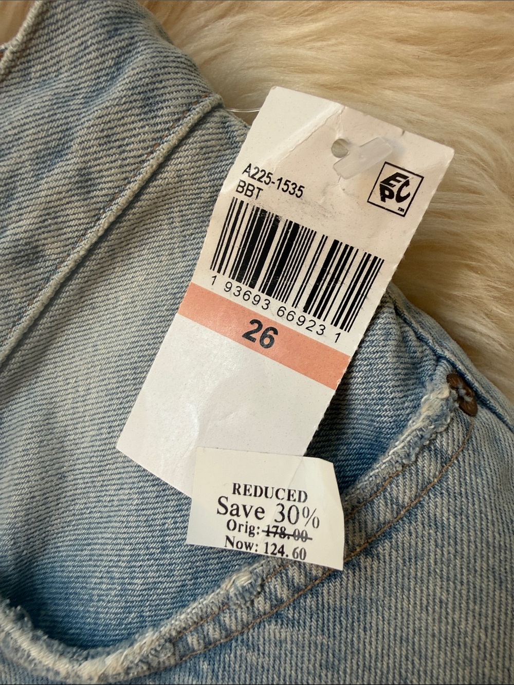 NWT-Agolde Washed Light Blue V Waist Mid-Rise Denim Shorts - Picture 3 of 5